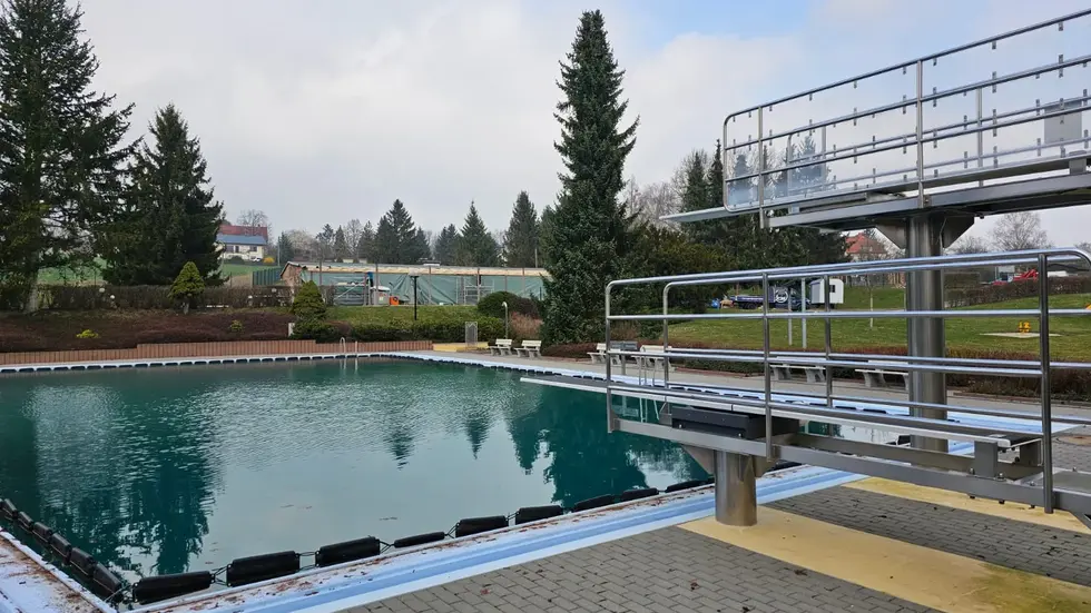 Einbrecher stiegen in das Schwimmbad Wittgensdorf ein, stahlen fast 6000 Euro und verursachten rund 3000 Euro Schaden.
Einbrecher stiegen in das Schwimmbad Wittgensdorf ein, stahlen fast 6000 Euro und verursachten rund 3000 Euro Schaden.