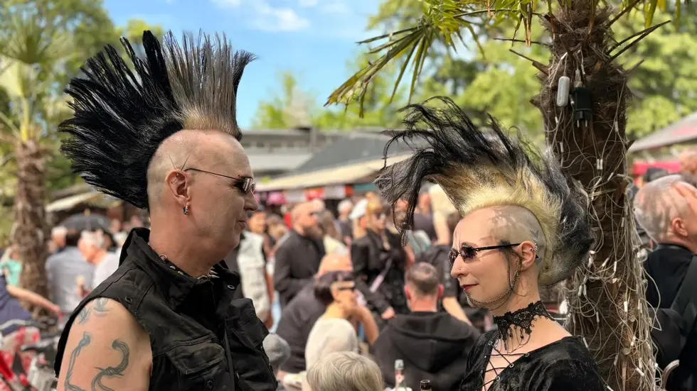 Das Tier und die Todesfee von der Band Totentanz Strumpfsocking haben letztes Jahr im heidnischen Dorf gespielt. Dieses Jahr müssen sie aussetzen. Die Regel lautet: nicht 2 Jahre in Folge ... Das Tier und die Todesfee von der Band Totentanz Strumpfsocking haben letztes Jahr im heidnischen Dorf gespielt. Dieses Jahr müssen sie aussetzen. Die Regel lautet: nicht 2 Jahre in Folge ...