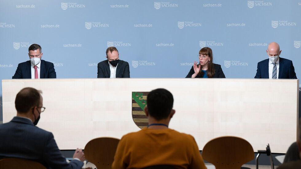 V.l.: Wirtschaftsminister Martin Dulig (SPD), Umweltminister Wolfram Günther (Grüne), Justizministerin Katja Meier (Grüne) und Regierungssprecher Ralph Schreiber bei einer Kabinettspressekonferenz 