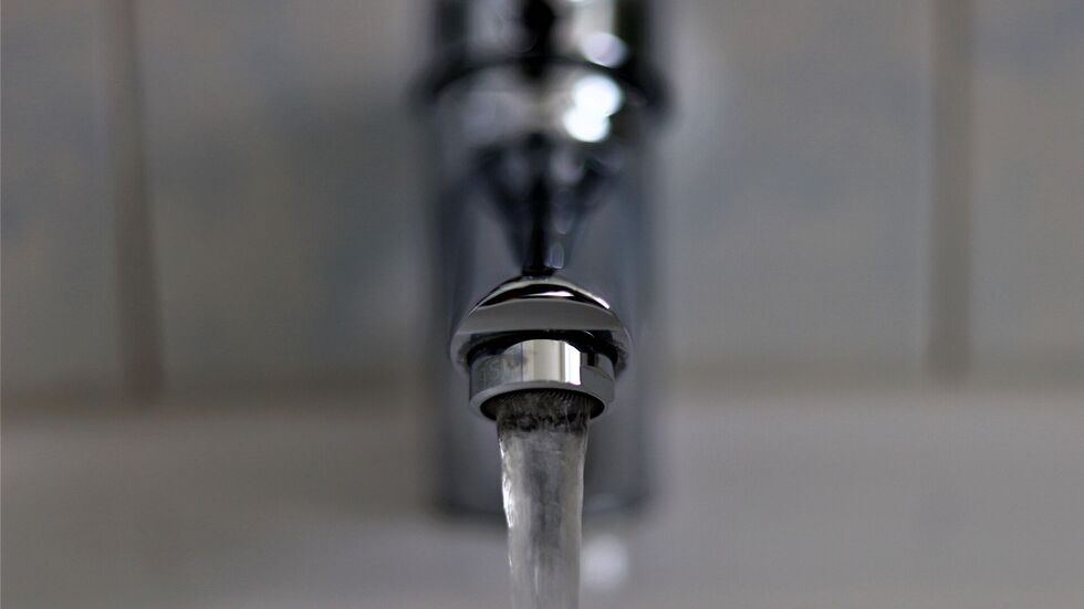 Nach dem Fund coliformer Keime im Chemnitzer Trinkwasser zeigt die aktuelle Probe keine Auffälligkeiten mehr. Für Personen mit geschwächtem Immunsystem gilt dennoch: Wasser vorerst abkochen.