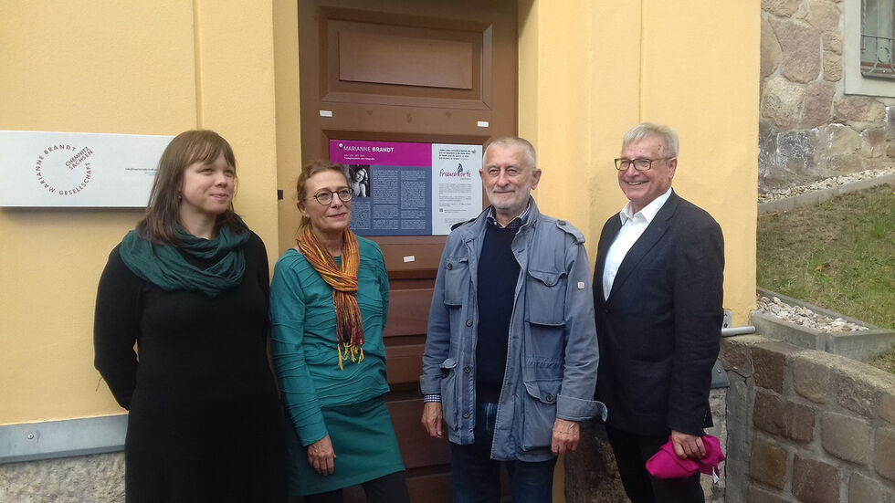 Die Gedenktafel wurde am Elternhaus von Marianne Brandt angebracht. Foto: Redaktion 