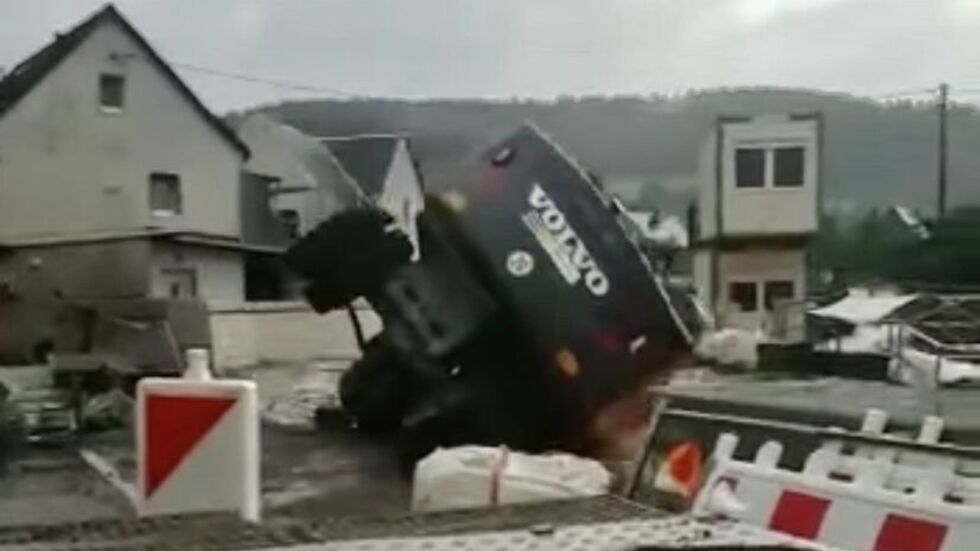 Der Moment, in dem der Bagger ins Schwarzwassser kippt. Der Moment, in dem der Bagger ins Schwarzwassser kippt.