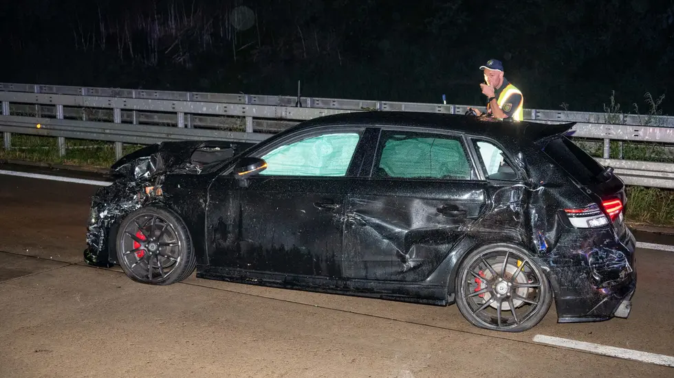Auch der Audi wurde bei dem Crash stark in Mitleidenschaft gezogen. Auch der Audi wurde bei dem Crash stark in Mitleidenschaft gezogen.