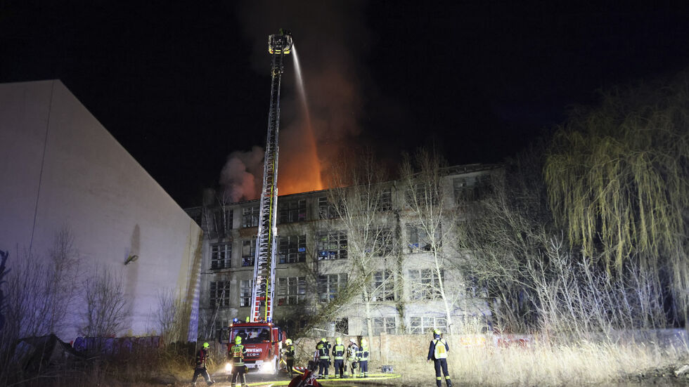 Das Dach der ehemaligen Wanderer-Werke stand in Flammen. Die Feuerwehr löschte zunächst über eine Drehleiter von außen.