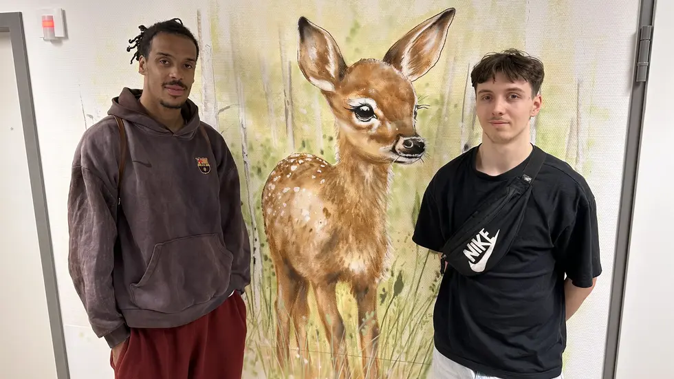 Die Basketballer Luca Kellig (re.) und Kevin Yebo waren bei der Einweihung der Motiv im Klinikum mit dabei. Die Basketballer Luca Kellig (re.) und Kevin Yebo waren bei der Einweihung der Motiv im Klinikum mit dabei.