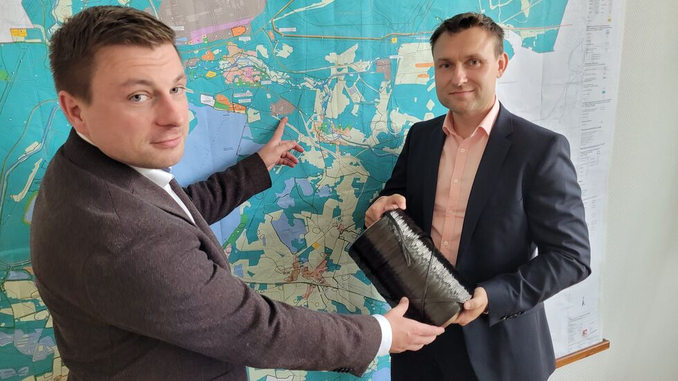 Boxbergs Bürgermeister Hendryk Balko (li) und Dr. Mario Naumann, TU Chemnitz. Im Gewerbegebiet im Ortsteil Kringelsdorf wird die europaweit einmalige Carbonfaser-Forschungsanlage entstehen. Boxbergs Bürgermeister Hendryk Balko (li) und Dr. Mario Naumann, TU Chemnitz. Im Gewerbegebiet im Ortsteil Kringelsdorf wird die europaweit einmalige Carbonfaser-Forschungsanlage entstehen.