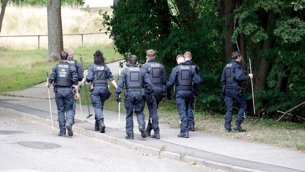 Polizisten suchen Tatort-Umfeld ab Polizisten suchen Tatort-Umfeld ab