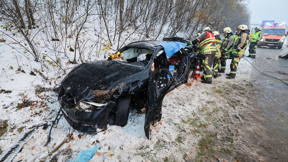 Die zwei Insassinnen mussten aus dem stark beschädigten Auto von der Feuerwehr befreit werden.