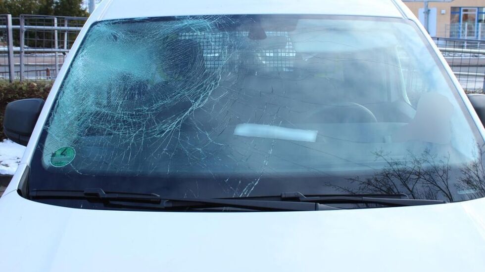 Die Eisscholle landete während der Fahrt auf der A14 direkt auf der Frontscheibe eines Autos. Die Eisscholle landete während der Fahrt auf der A14 direkt auf der Frontscheibe eines Autos.