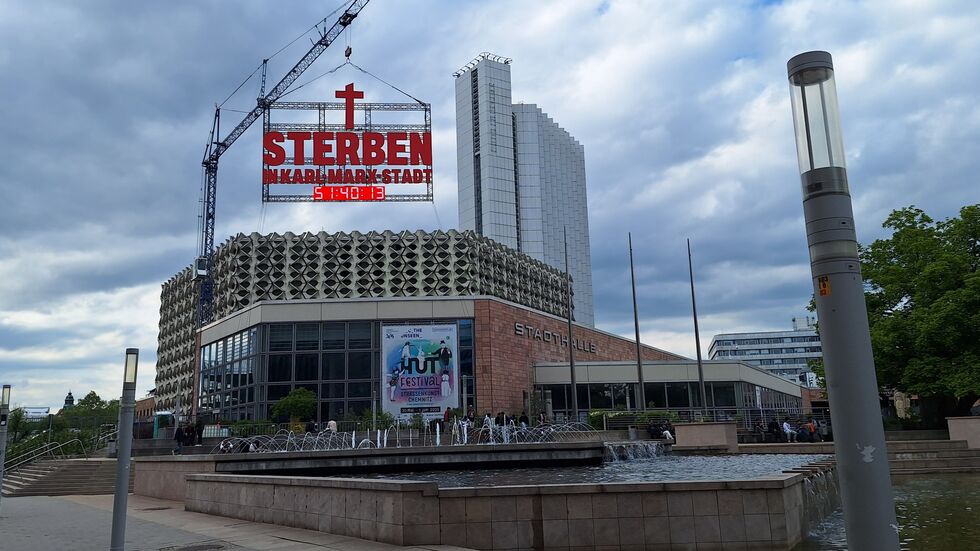 Insider vermuten, dass es sich um eine Aktion der Chemnitzer Band Kraftklub handelt. Insider vermuten, dass es sich um eine Aktion der Chemnitzer Band Kraftklub handelt.