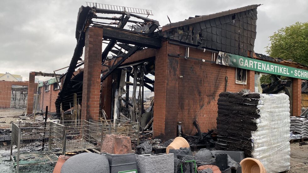 So sieht es am Mittwoch nach dem Großbrand in der Nacht aus. So sieht es am Mittwoch nach dem Großbrand in der Nacht aus.