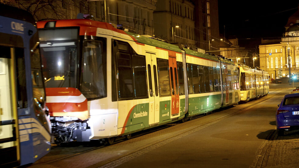 Der erste neue Citylink in Chemnitz angekommen. Die neue Straßenbahn wird jetzt getestet. Ab 2027 Einsatz auf Citybahn-Strecken nach Stollberg, Glauchau und Döbeln geplant.