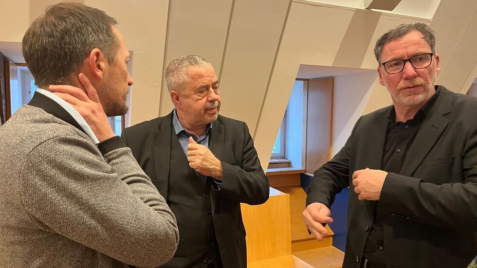 Bürgermeister Kunack, Landrat Geisler und Abteilungsleiter Berger (v.l.n.r.) diskutieren, wie das Elbsandsteingebirge schnellstmöglich zu einer neuen Brücke kommt Bürgermeister Kunack, Landrat Geisler und Abteilungsleiter Berger (v.l.n.r.) diskutieren, wie das Elbsandsteingebirge schnellstmöglich zu einer neuen Brücke kommt