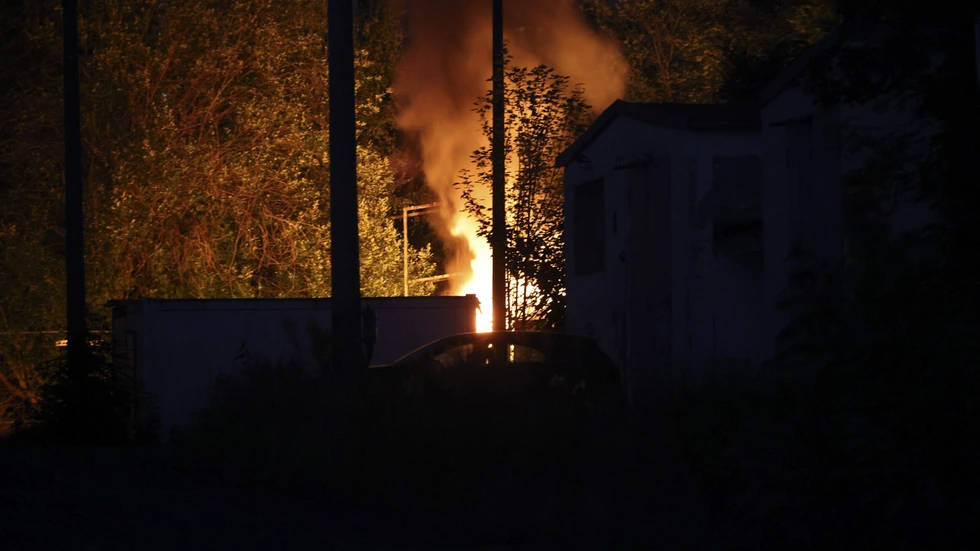 Der Container, in dem diverses Baumaterial gelagert wurde, brannte lichterloh.