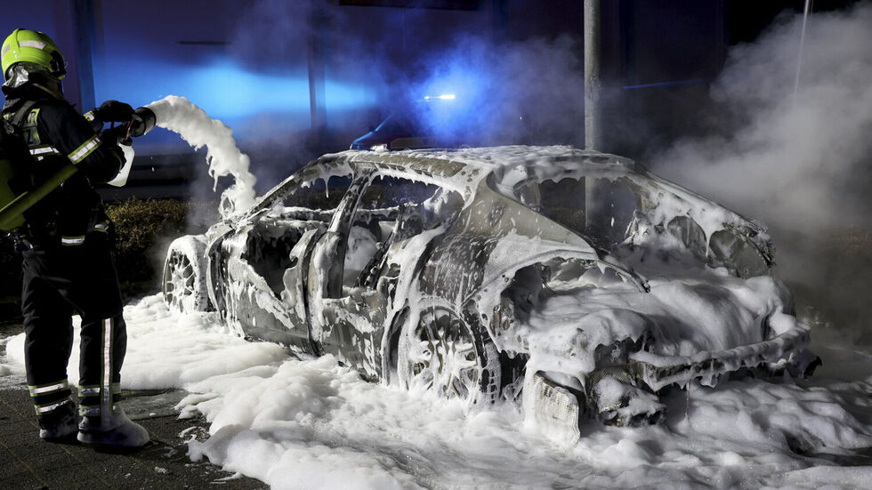 Die Feuerwehr konnte die Flammen schnell löschen, setzte auch Schaum ein. Trotzdem war der Porsche nicht zu retten, fackelte komplett ab.