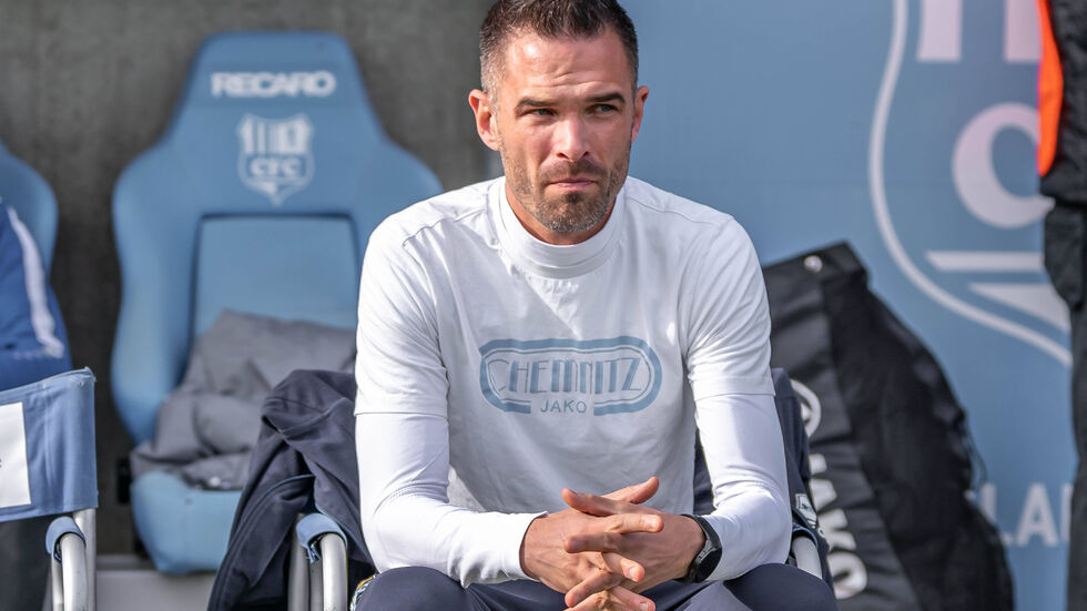 CFC Trainer Benjamin Duda mit Sorgenfalten CFC Trainer Benjamin Duda mit Sorgenfalten