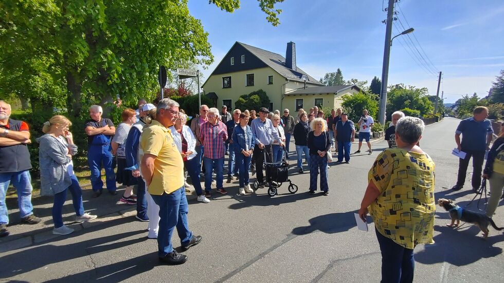 Katrin Scherwenk (vorn rechts) informiert die Anwohner über die heimlich erteilte Baugenehmigung für den 26-Hektar-Solarpark. Katrin Scherwenk informiert die Anwohner über die heimlich erteilte Baugenehmigung für den 26-Hektar-Solarpark.