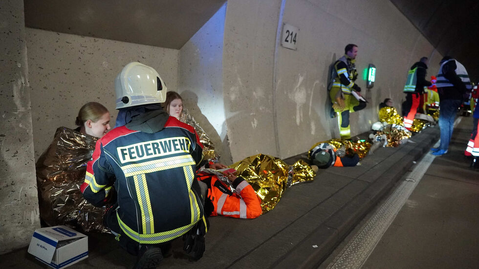 Ein Schleuser-PKW ist mit einem Auto zusammengestoßen, es gibt mehrere Verletzte.