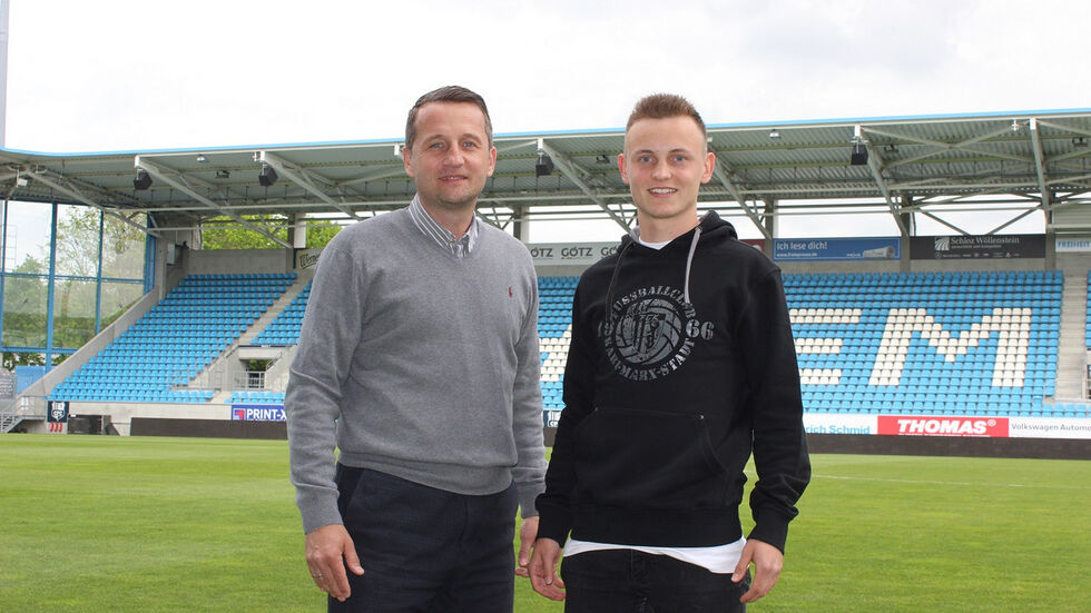 Sportdirektor Sobotzik begrüßt Neuzugang Nils Blumberg in Chemnitz, Foto: CFC Sportdirektor Sobotzik begrüßt Neuzugang Nils Blumberg in Chemnitz, Foto: CFC