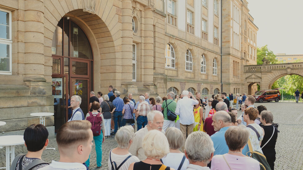 Die neue Edvard-Munch-Ausstellung in den Kunstsammlungen zog in den ersten sieben Tagen bereits 5.000 Besucher an.
