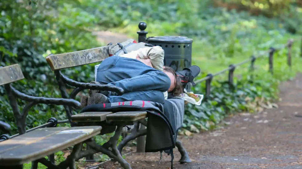 Damit niemand draußen schlafen muss, stocken die Kommunen ihre Kapazitäten für Obdachlose auf. (Symbolbild)
