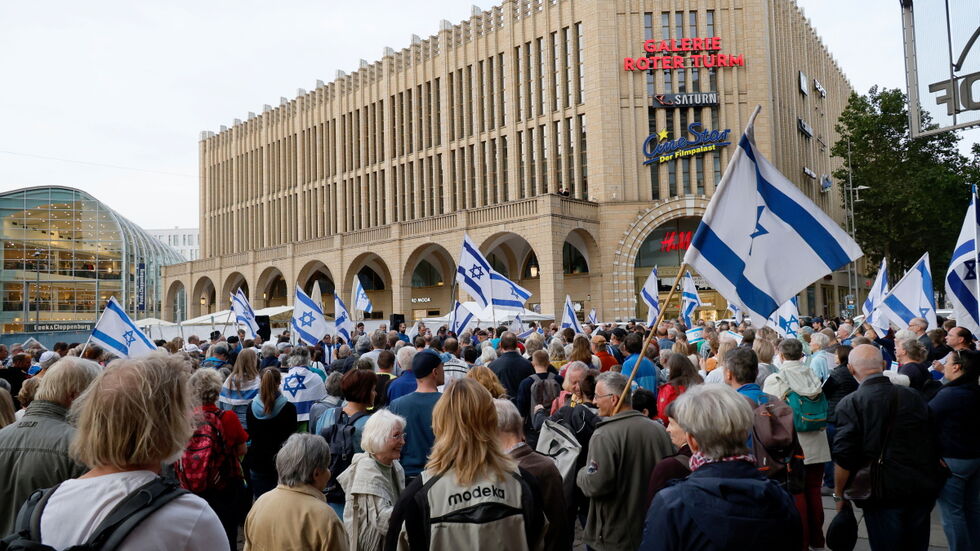 Die junge Frau hatte die Versammlungsteilnehmer mit dem Tod bedroht. Die junge Frau hatte die Versammlungsteilnehmer mit dem Tod bedroht.