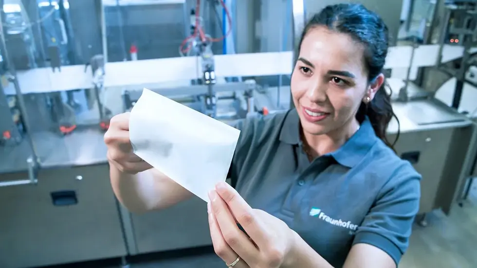 In Chemnitz und Dresden tüfteln Forscher des Fraunhofer Instituts an einer Idee, Papierverpackungen komplett ohne Klebstoff oder Kunststoff zu verschließen – und damit deutlich umweltfreundlicher zu machen.
In Chemnitz und Dresden tüfteln Forscher des Fraunhofer Instituts an einer Idee, Papierverpackungen komplett ohne Klebstoff oder Kunststoff zu verschließen – und damit deutlich umweltfreundlicher zu machen.