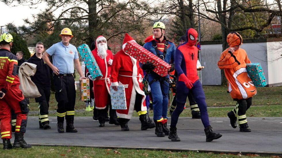 Voll bepackt mit Geschenken startete die Aktion am Nikolaustag. Voll bepackt mit Geschenken startete die Aktion am Nikolaustag.