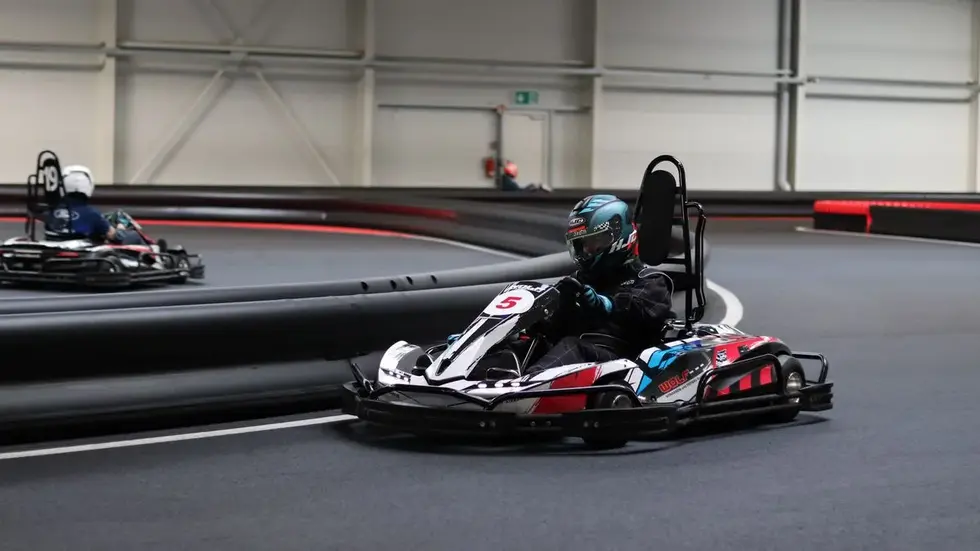 Nach der Theorie mit Flaggenkunde und Fahrtechnik geht es auf die Rennstrecke. 