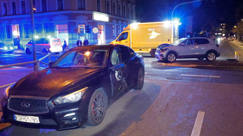Unfall 1: Gestern Abend krachten ein VW und ein Infiniti zusammegeprallt.