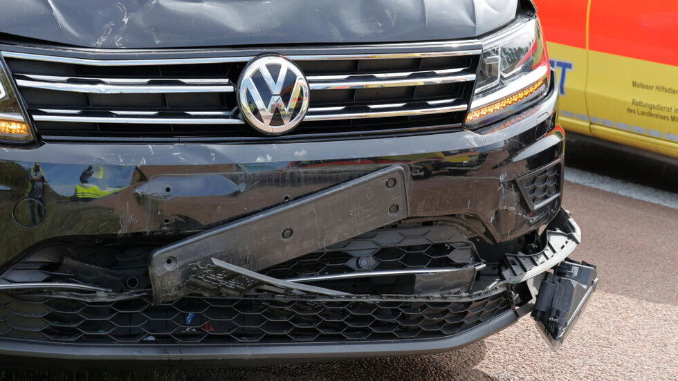 Die Front des VW wurde beschädigt Die Front des VW wurde beschädigt