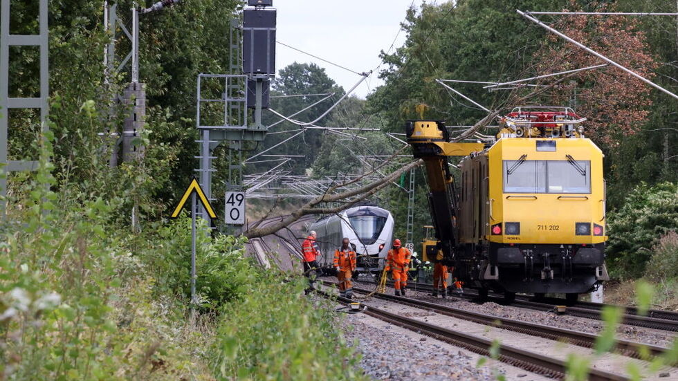 Die Bahn ist mit schwerem Gerät vor Ort, um das Hindernis zu beseitigen.