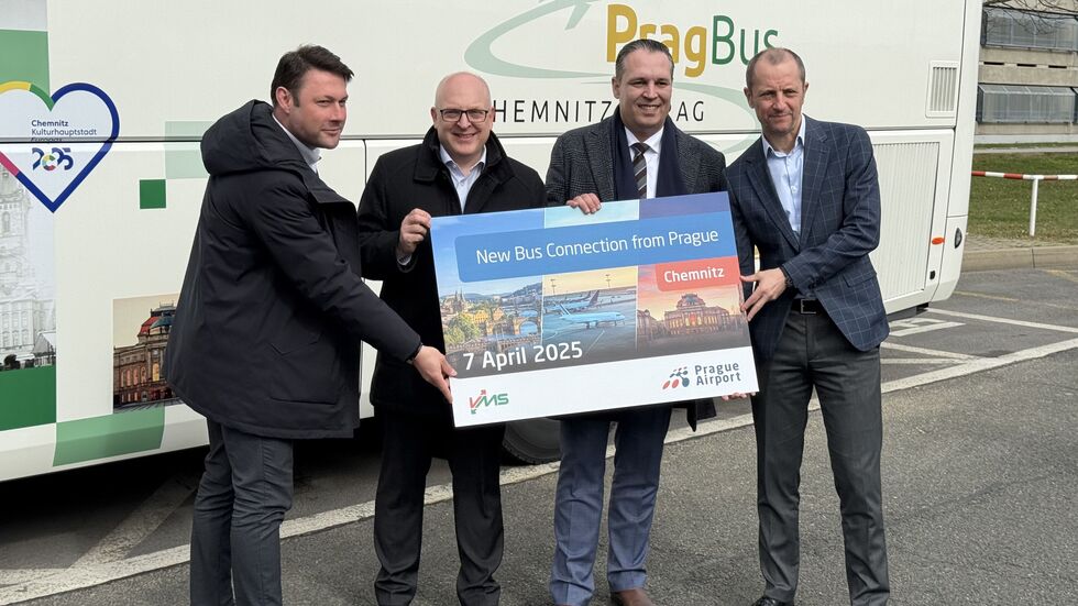 Der Chemnitzer OB Sven Schulze (2.v.l.) war mit Erzgebirgslandrat Rico Anton (2.v.r.) bei der Premierenfahrt an Bord des Busses.