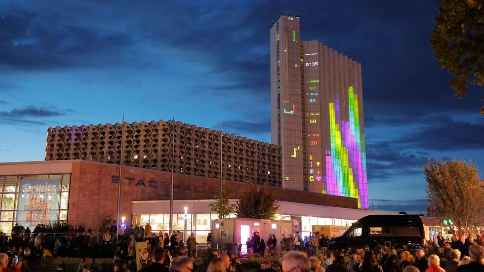 Light our Vision lockte rund 38.000 Menschen nach Chemnitz. Das ehemalige Hotel Kongeß und mehrere Gebäude in der Innenstadt wurden drei Tage lang zur Bühne für Lichtkunst. Light our Vision lockte rund 38.000 Menschen nach Chemnitz. Das ehemalige Hotel Kongeß und mehrere Gebäude in der Innenstadt wurden drei Tage lang zur Bühne für Lichtkunst.