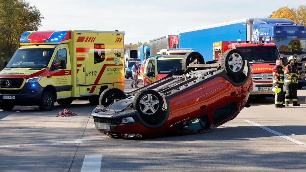 Schwerer Unfall auf der A4 zwischen Chemnitz-Ost und Frankenberg. Drei Autos krachten zusammen, sieben Menschen wurden verletzt. Die Autobahn wurde gesperrt. Schwerer Unfall auf der A4 zwischen Chemnitz-Ost und Frankenberg. Drei Autos krachten zusammen, sieben Menschen wurden verletzt. Die Autobahn wurde gesperrt.