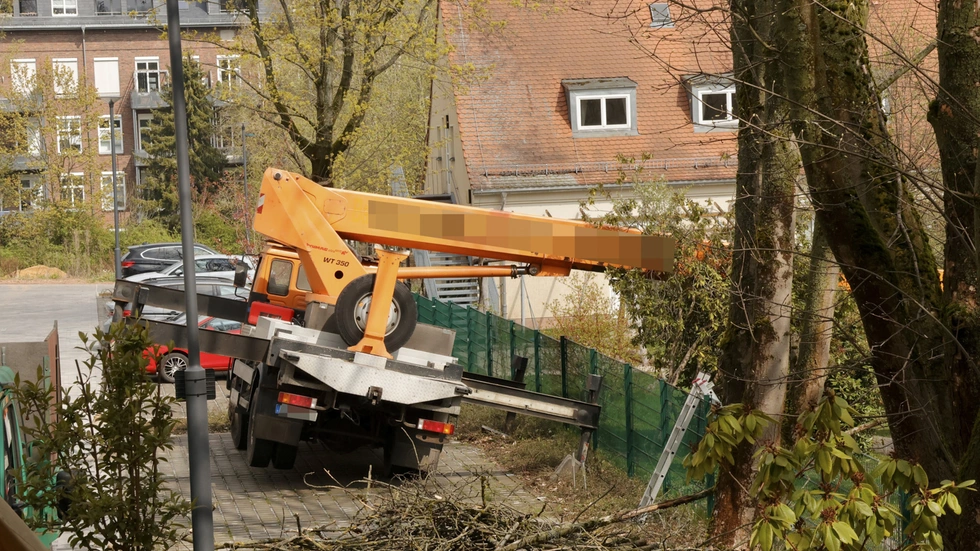 Unfall in Chemnitz-Kappel: Ein Lkw mit Hebebühne ist auf der Platner Straße umgekippt. Ein 44-Jähriger stürzte mit dem Arbeitskorb auf ein Kita-Gelände und wurde schwer verletzt.