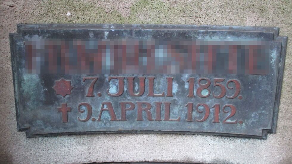 Halunken stahlen diese Kupfertafel von einem Grab des Hauptfriedhofes. Halunken stahlen diese Kupfertafel von einem Grab des Hauptfriedhofes.