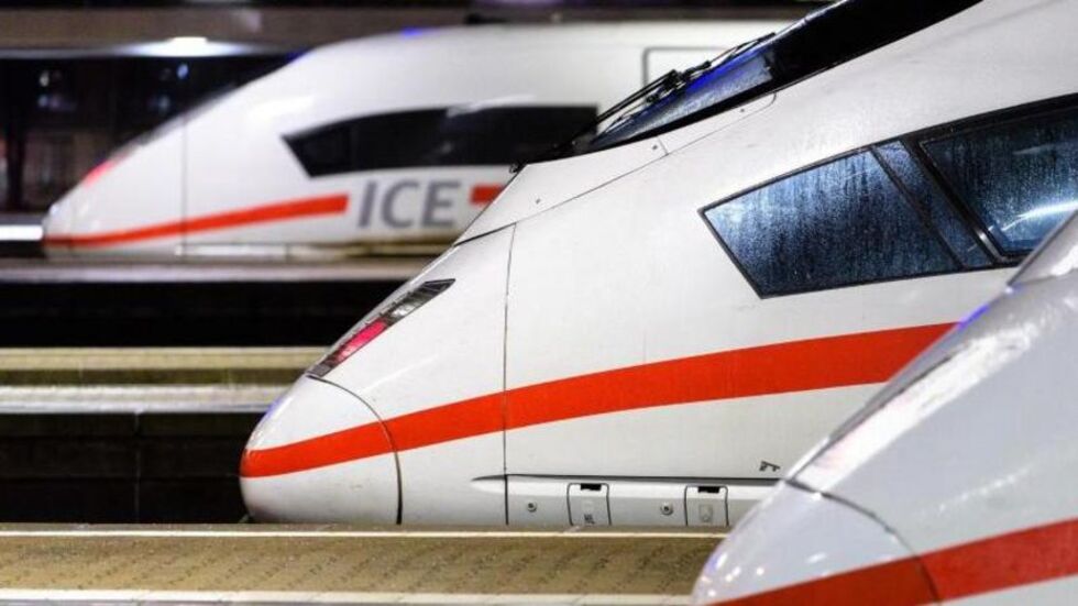 Fußballfans spielten Bowling im ICE, ein anderer Fahrgast beschwerte sich... (Symbolbild: dpa) Fußballfans spielten Bowling im ICE, ein anderer Fahrgast beschwerte sich... (Symbolbild: dpa)