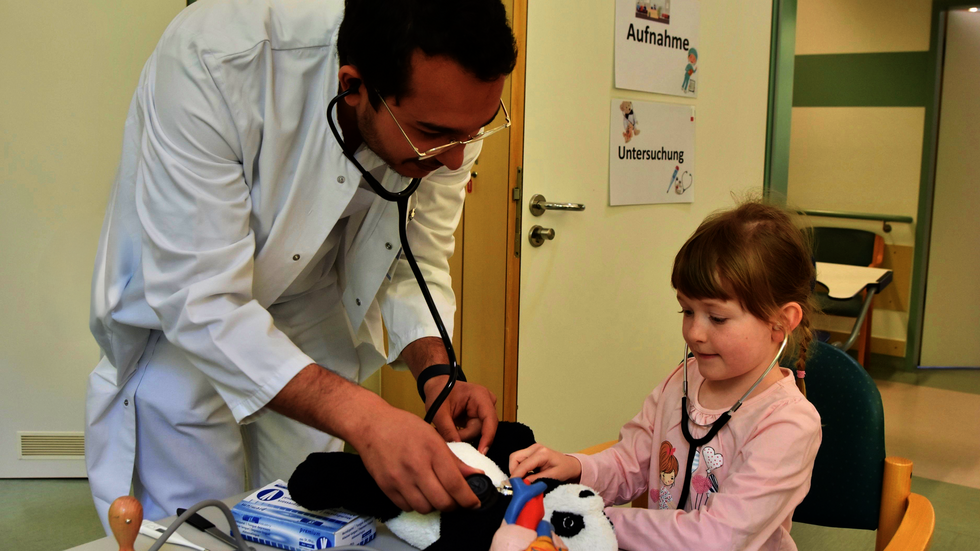 Patient Teddy wir im Klinikum genau untersucht. Patient Teddy wir im Klinikum genau untersucht.