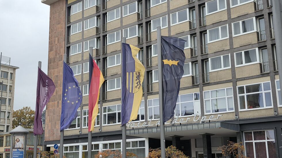 Batman-Fahne vor dem Hotel an der Straße der Nationen
