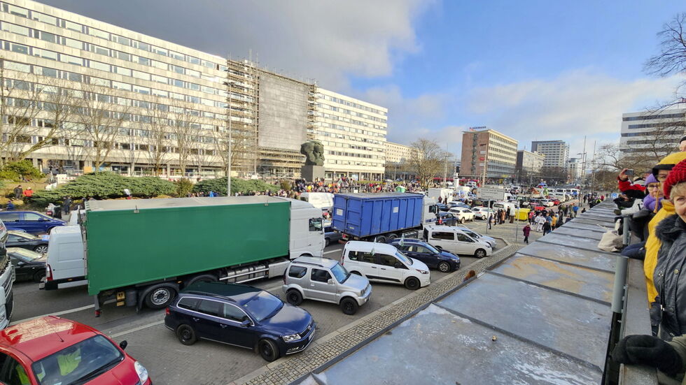 Mehrere hundert Menschen nahmen am Montag an der Kundgebung auf der Brückenstraße teil.  Mehrere hundert Menschen nahmen am Montag an der Kundgebung auf der Brückenstraße teil.