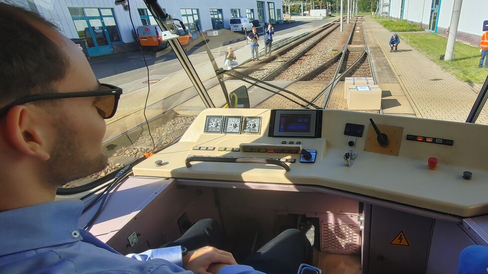 Straßenbahnfahrer Florian Schwind bewegt nicht einen Finger, drückt kein Pedal. Er ist mit der Tatra-Auto-Tram unterwegs. Straßenbahnfahrer Florian Schwind bewegt nicht einen Finger, drückt kein Pedal. Er ist mit der Tatra-Auto-Tram unterwegs.