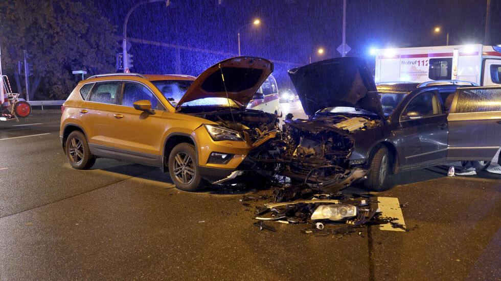 Schwerer Unfall auf dem Südring in Chemnitz: Ein 75-Jähriger missachtete die Ampel, zwei Menschen wurden verletzt.  Schwerer Unfall auf dem Südring in Chemnitz: Ein 75-Jähriger missachtete die Ampel, zwei Menschen wurden verletzt.
