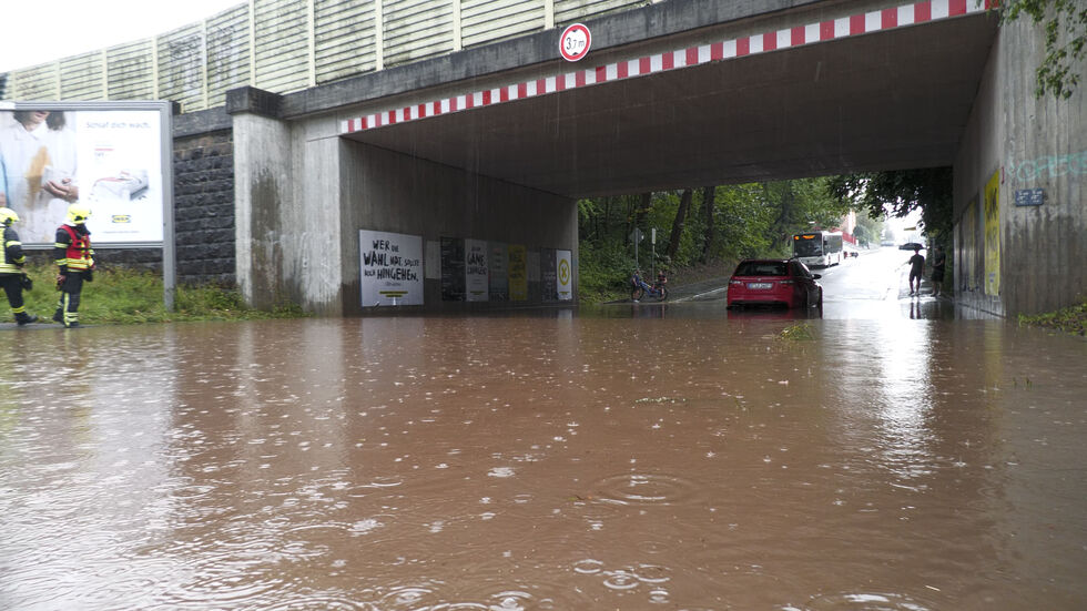 Die Jagdschänkenstraße in Chemnitz gilt als Hochwasser-Fall. Baubürgermeister Michael Stötzer kennt aber nur Pfützen. 