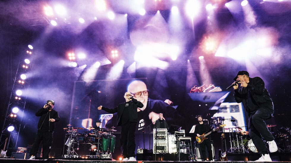 "Hier sind die Vier wieder und Deine Nadel vibriert, wenn alter Adel regiert" "Hier sind die Vier wieder und Deine Nadel vibriert, wenn alter Adel regiert"