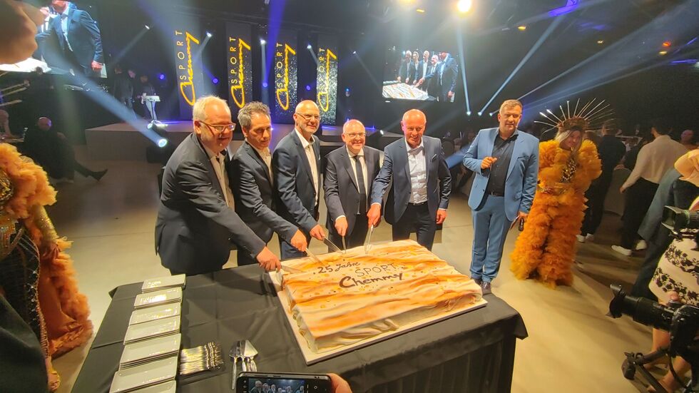 Die Geburtstagstorte zum 25. durfte nicht fehlen. An den Messern v.l. Andreas Wöllenstein, Sven Hertwig, Thomas Schönlebe, OB Sven Schulze und Jens Carlowitz. Rechts Moderator Rene Kindermann. Die Geburtstagstorte zum 25. durfte nicht fehlen. An den Messern v.l. Andreas Wöllenstein, Sven Hertwig, Thomas Schönlebe, OB Sven Schulze und Jens Carlowitz. Rechts Moderator Rene Kindermann.