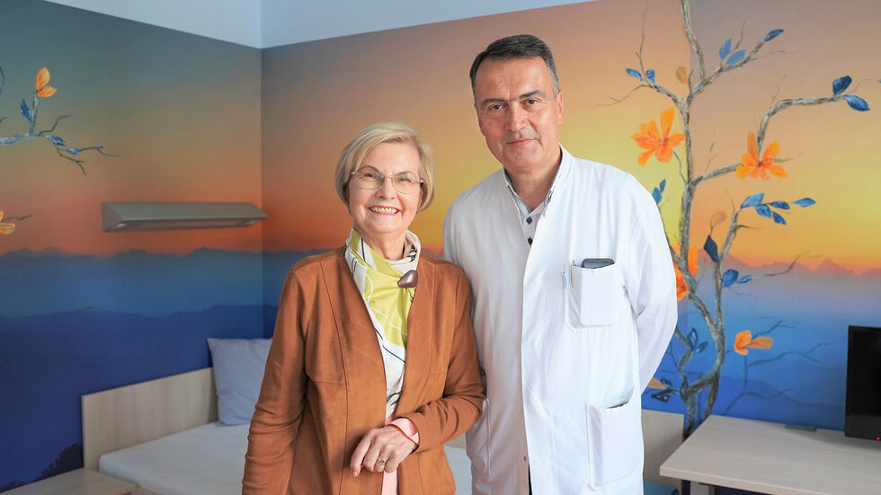 Marianne Großer an der Seite von Chefarzt Prof. Dr. med. Mathias Hänel, bei dem sie in Behandlung war. Marianne Großer an der Seite von Chefarzt Prof. Dr. med. Mathias Hänel, bei dem sie in Behandlung war.