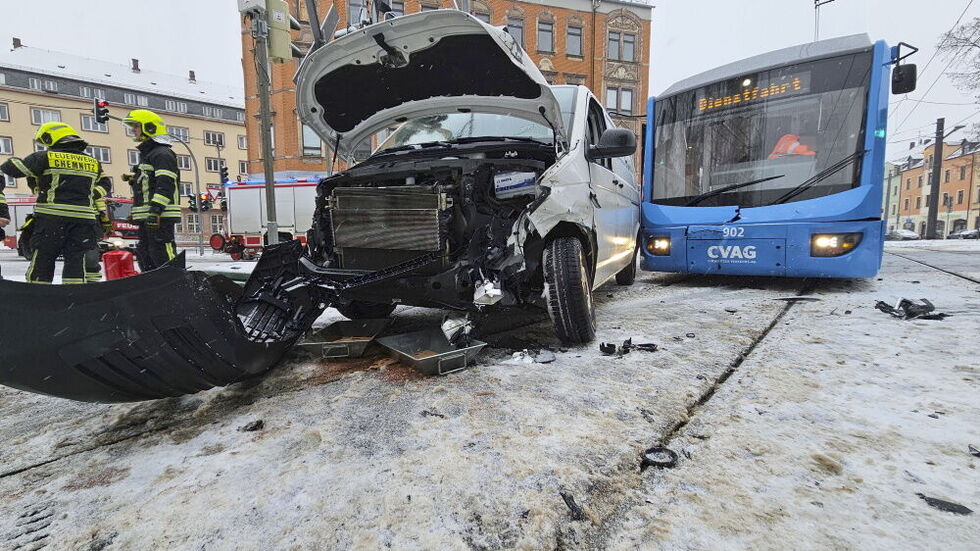 Der Transporter und die Straßenbahn wurden schwer beschädigt. Der Transporter und die Straßenbahn wurden schwer beschädigt.