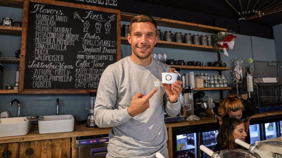 Fußball-Weltmeiste rLukas Podolski gibt Chemnitz City einen coolen Kick, bringt sein Eis in die Innenstadt.