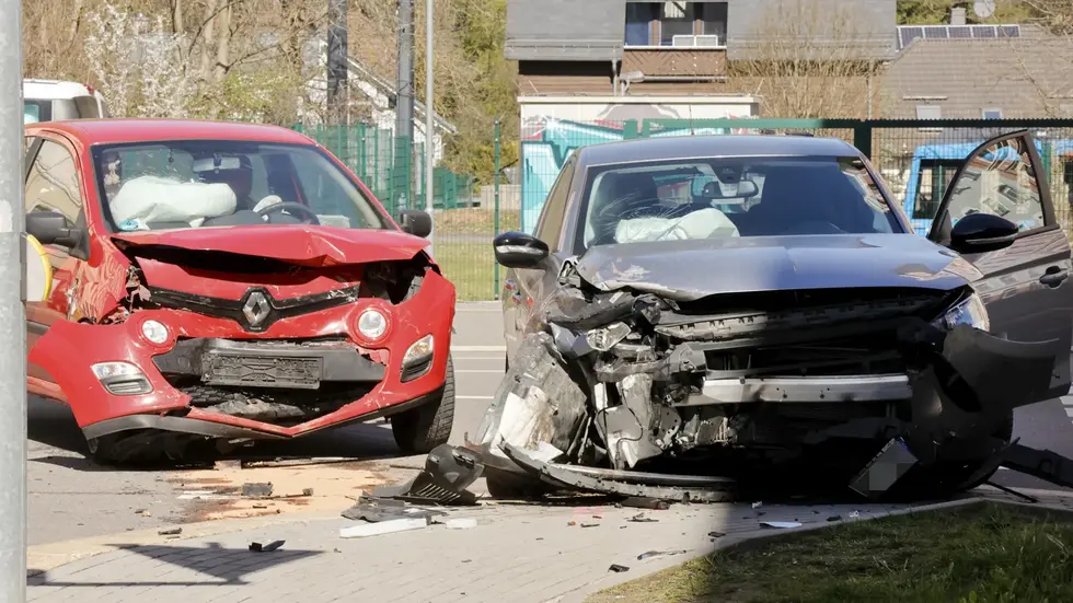 Die beiden Pkw sind nach dem heftigen Zusammenstoß nur noch Schrott.